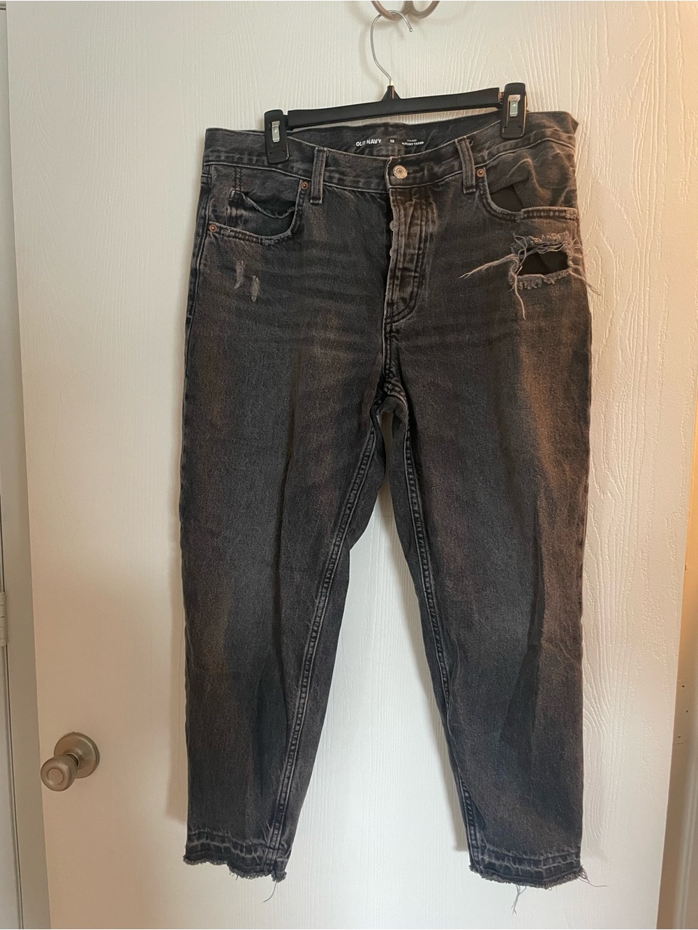 Old Navy Women’s Black Slouchy Tapered Distressed Jeans